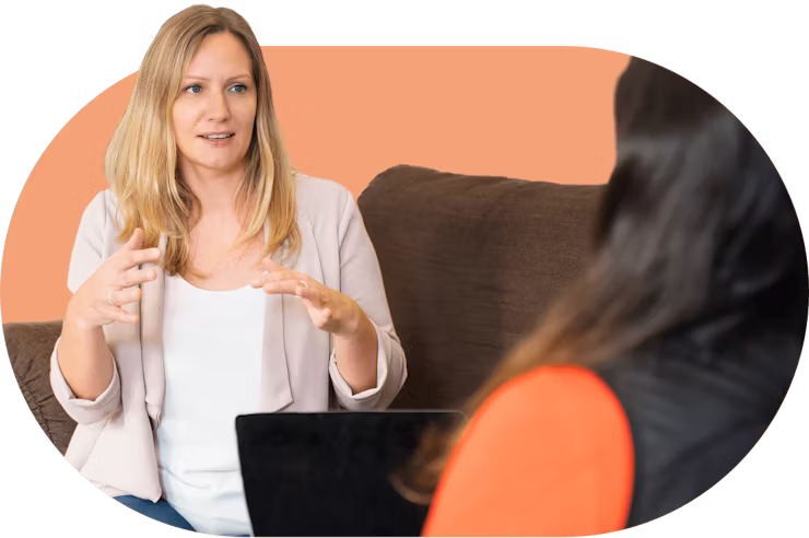 Una empleada de ExpressVPN hablando con su colega